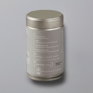 Back-side of matcha Anshun steel tin with text on a gray background