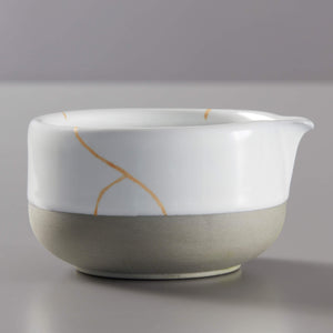 Matcha Bowl KUMO: Handcrafted ceramic tea bowl with white glaze, gold streak detail and natural clay base