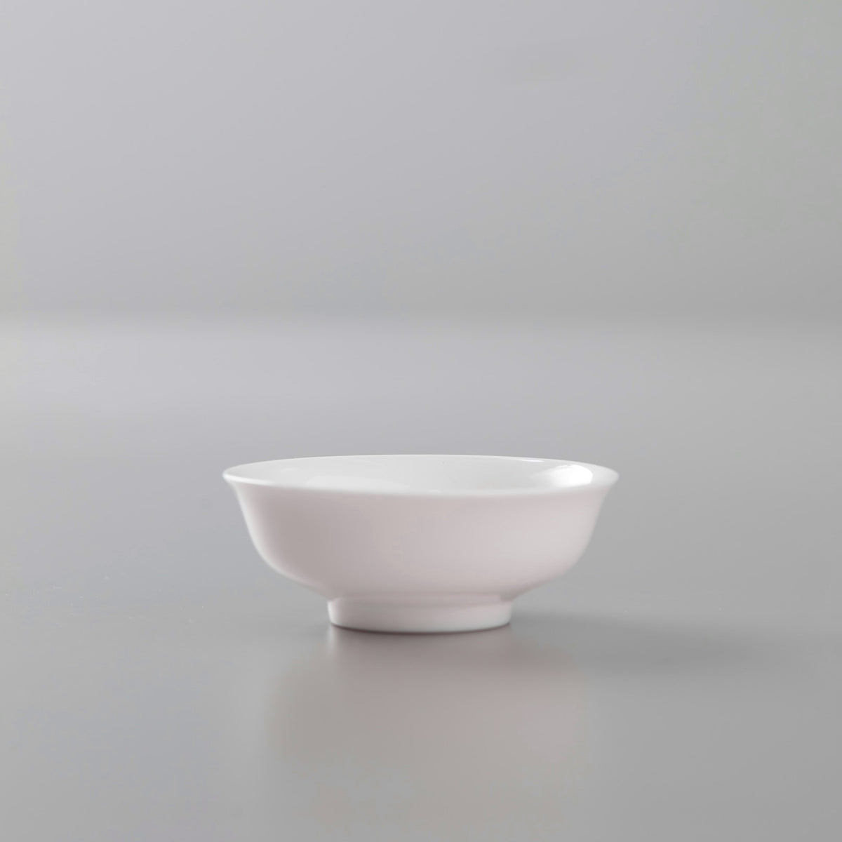 Elegant white porcelain filter bowl with stand for tea straining, featuring smooth finish and minimalist design